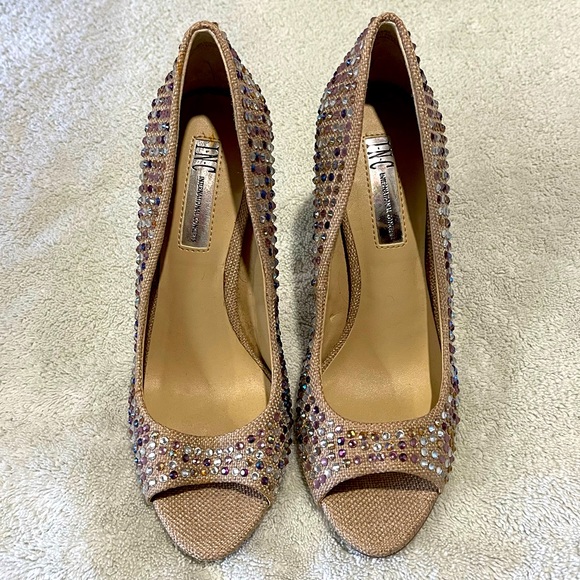 ✨HP✨ “INC” WOMENS RHINESTONED TAN WITH SILVER HEEL…WORN ONCE BRIEFLY, SIZE 7 - Picture 2 of 6